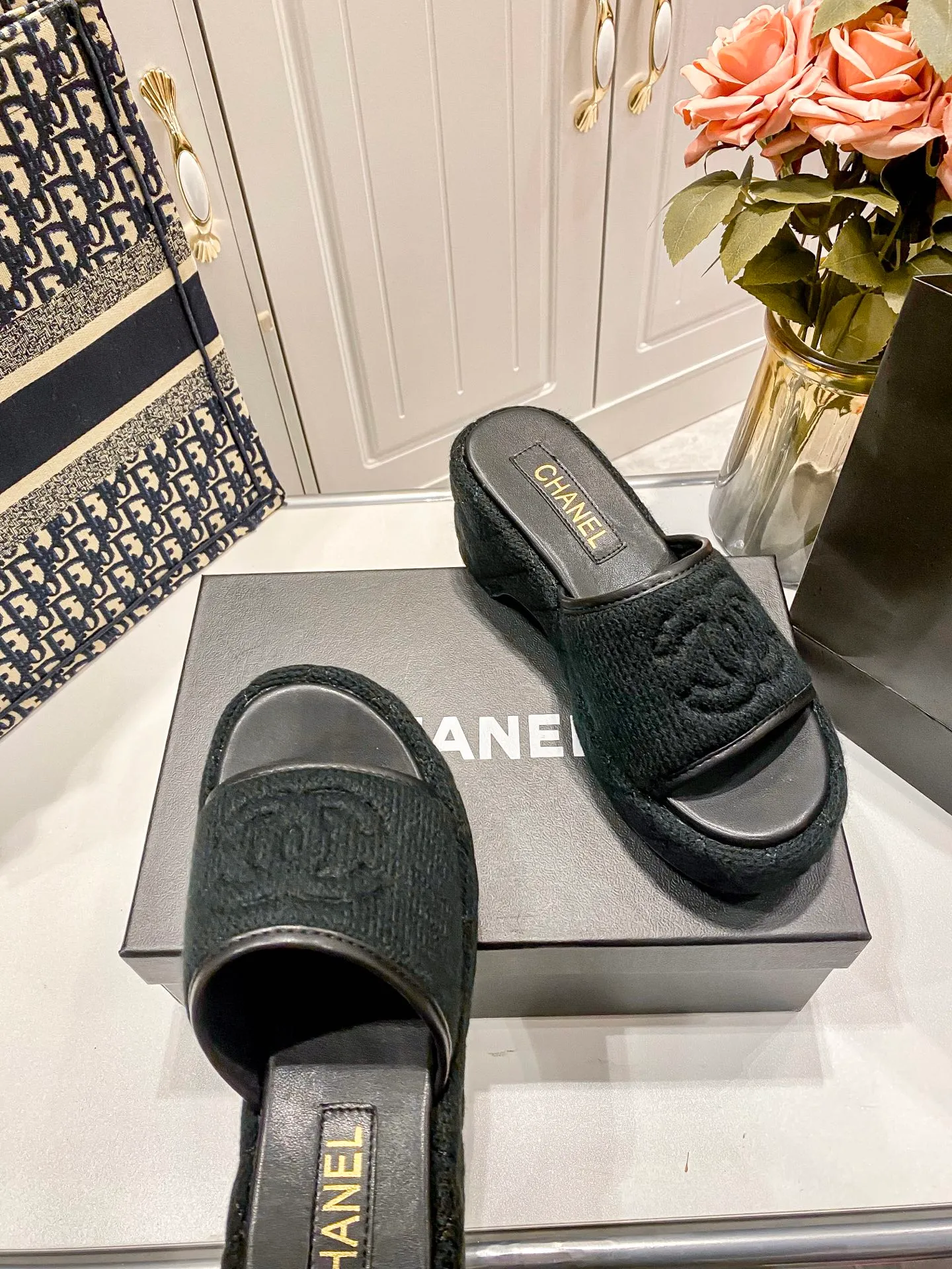 👟👟Ex-factory price 460👟👟Chanel 25C new early spring thick-soled slippers!  Top version! Early release. Thick sole design. 5cm heel height. Makes your legs longer in seconds. Original custom linen for the upper. Sheepskin for foot pads. Original genuine leather outsole. Size: 34-41. Customized. Non-returnable and non-exchangeable.